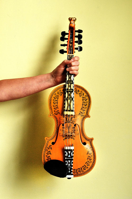 De Hardanger fiddle is een Noors folkinstrument. Hij heeft drie extra snaren – resonantiesnaren – en dat biedt allerlei mogelijkheden om de klankkleur te veranderen.