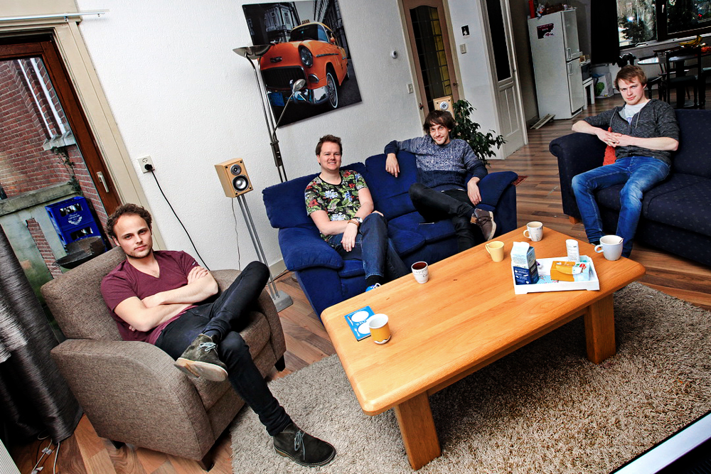 Ruud van Halder, Maurice Slot, Thijmen Oberink en Rick van der Ouw in hun woonkamer in Rotterdam.