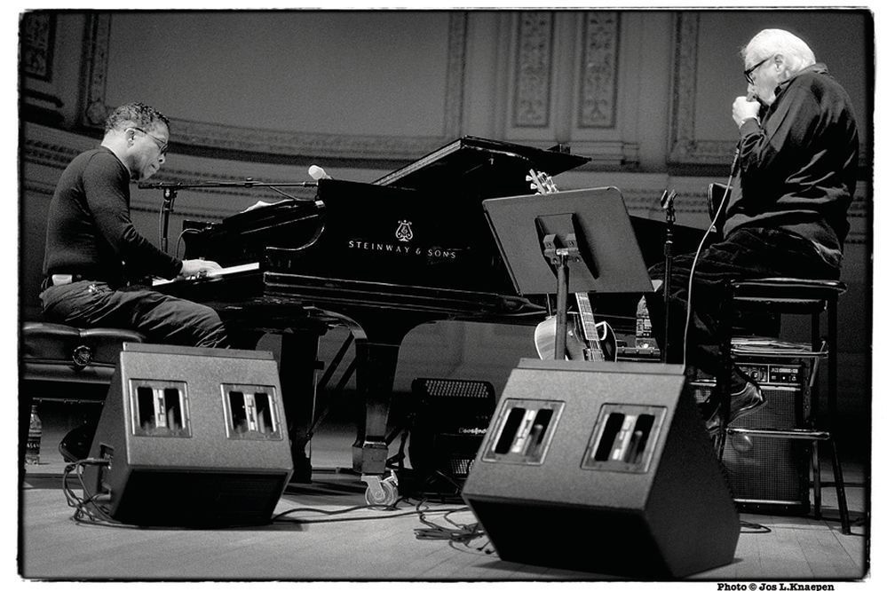 Toots Thielemans met pianist Herbie Hancock tijdens een repetitie voor een concert in Carnegie Hall in New York.