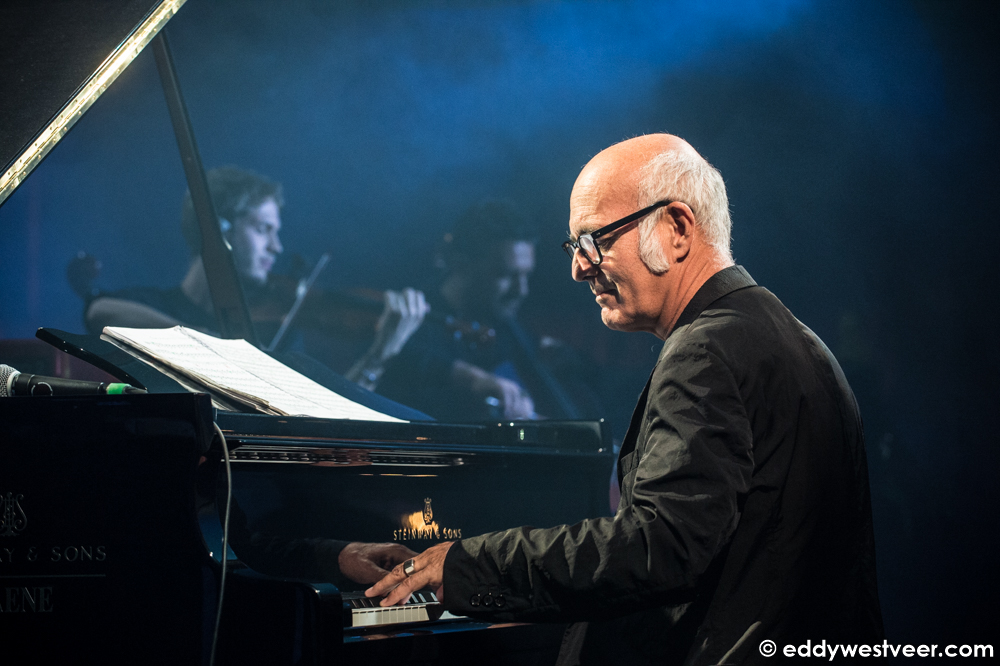 Ludovico Einaudi @ Jazz Middelheim 2016 Park Den Brandt Antwerp (B) Ludovico Einaudi (piano, rhodes, disklavier), Federico Mecozzi (violin), Mauro Durante (violin and percussion), Marco Decimo (cello), Redi Hasa (cello), Alberto Fabris (lice electronics and electric bass), Francesco Arcuri (guitars), Riccardo Laganà (percussions) Photo © Eddy Westveer www.eddywestveer.com All rights reserved The use of this photo without written permission is prohibited. This photo and more are available in high resolution. Contact me for license to use. VISIT www.jazzisnotdead.com PHOTO 20160812_EW