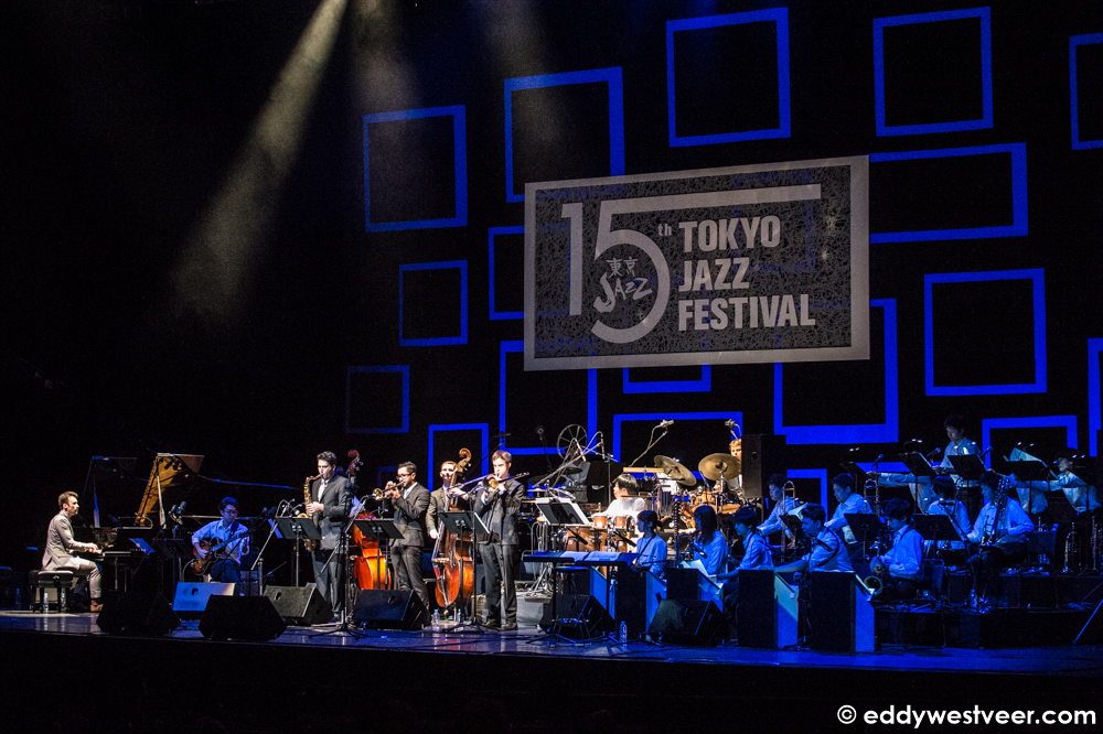 Het grote orkest van Makoto Ozone met studenten van diverse muziekopleidingen. 