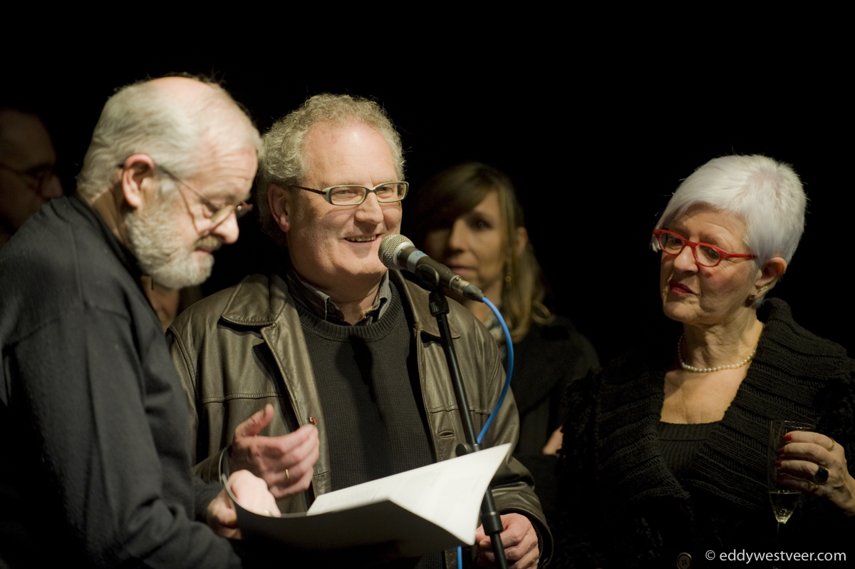 Jos L. Knaepen en vriendin Greet in 2009, met tussen hen in Bernard Lefèvre, toenmalig hoofdredacteur van Jazzmozaïek. De foto is gemaakt tijdens de presentatie van het boek 'Jazz Masters' in Heist-op-den-Berg.