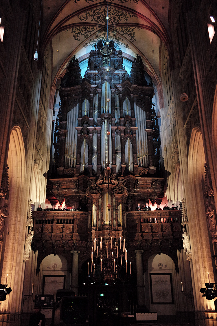 Het enorme Renaissance-orgel van de St. Janskathedraal met ervoor het kleine koor.