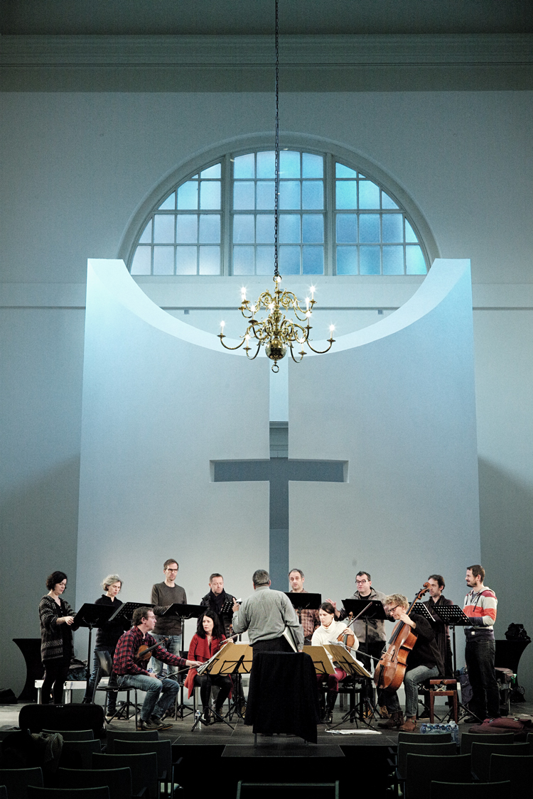 Repetitie van het Huelgas Ensemble met het Minguet String Quartett vóór de uitvoering van 'Et Lux' in Den Bosch. Foto Gemma van der heyden