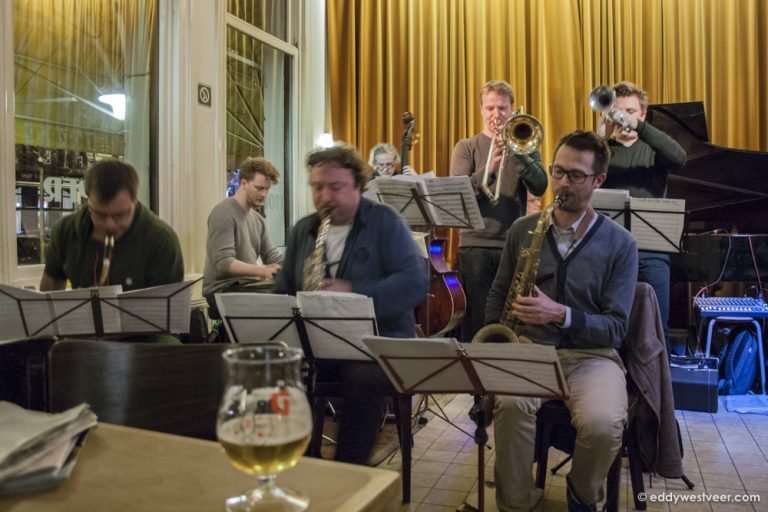 Café Hopper grote huiskamer met muzikale historie