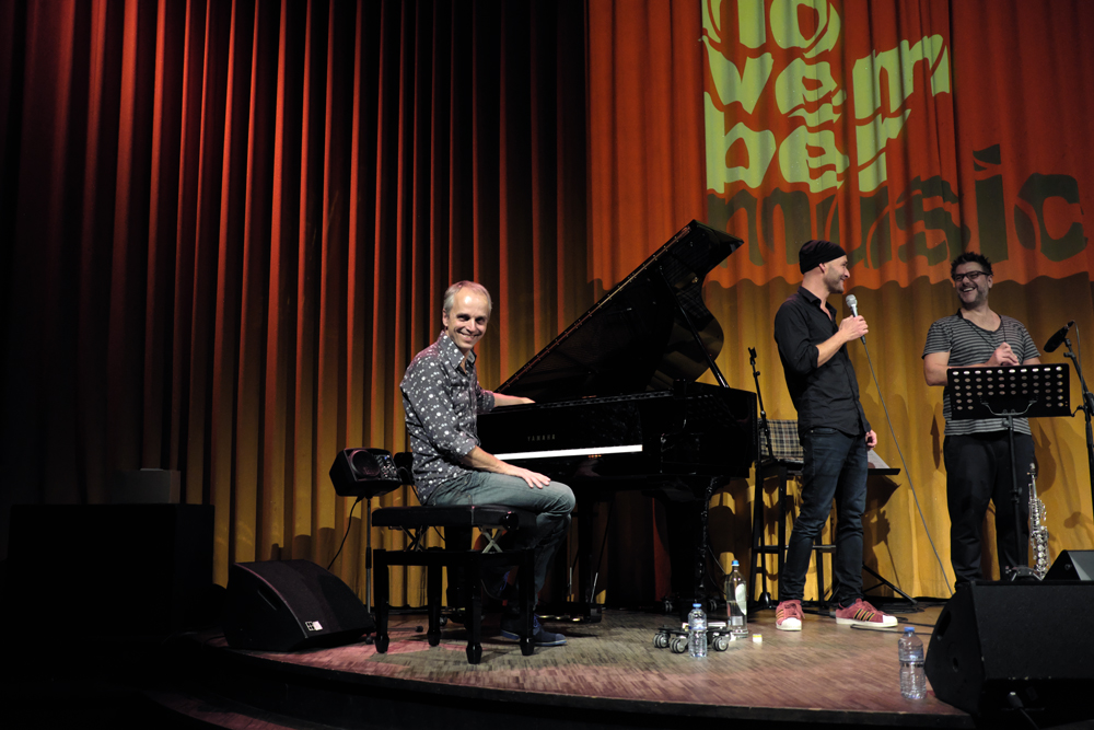 Jeroen van Vliet, Andreas Schaerer en Mete Erker hadden volop plezier tijdens hun concert.