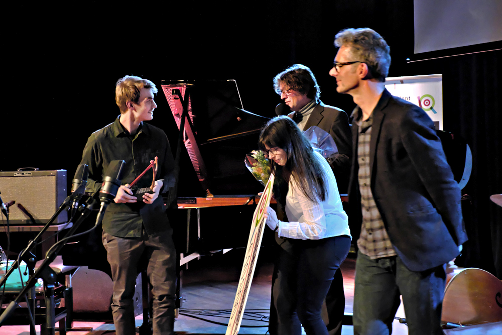 Gitarist Gijs Idema (links) en zangeres Anna Serierse krijgen de Keep-an-Eye-prijs voor 2019 uitgereikt door juryleden Co de Kloet en Frank van Berkel.