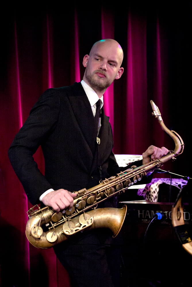 Maarten Hogenhuis bespeelde zowel de tenor- als altsaxofoon.