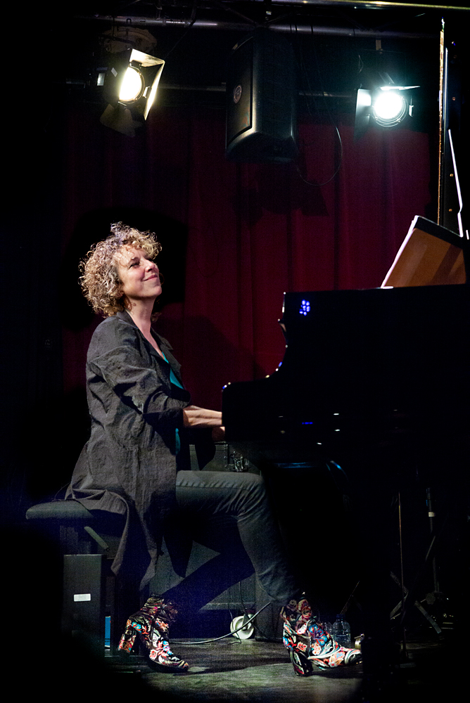 Nora Mulder voor de gelegenheid met haar handen op de toetsen, in plaats van binnenin de piano.