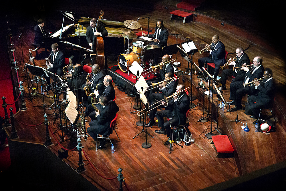 Een overzicht van het Jazz at Lincoln Center Orchestra op het podium van het Concertgebouw.