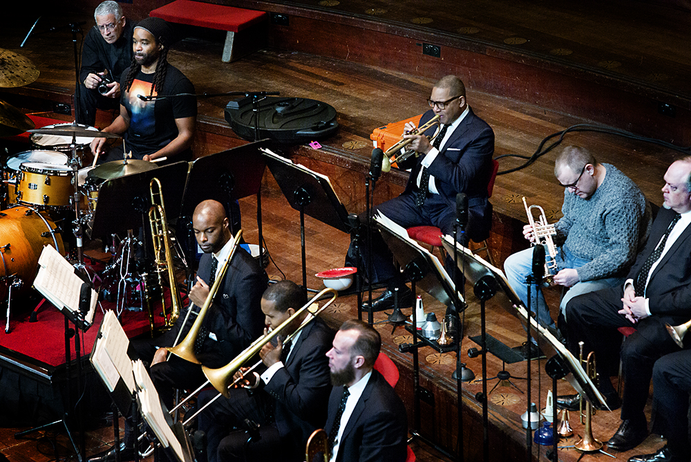Wynton Marsalis, leider en directeur van het Jazz at Lincoln Center Orchestra midden op de foto, die is gemaakt tijdens de repetitie vóór het concert in Amsterdam.