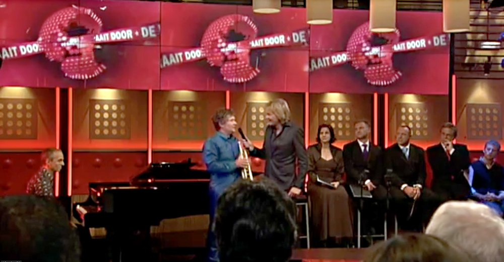 Matthijs van Nieuwkerk spreekt met Eric Vloeimans. De trompettist speelde met Jeroen van Vliet het stuk 'Lex' in de uitzending van 10 oktober 2011.