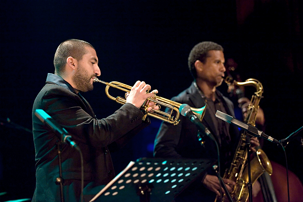 Ibrahim Maalouf met tenorsaxofonist Mark Turner in De Roma, Antwerpen, 2013. Foto Tom Beetz