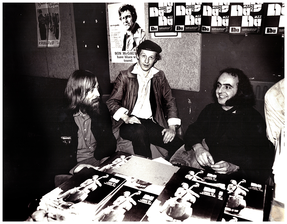 Op 1 oktober 1978 presenteerde Jazz Nu zich als nieuw tijdschrift in het Bimhuis in Amsterdam. Jan Rensen (links) en Rinus van der Heijden (rechts) waren de oprichters. In het midden redacteur Gijs Tra. Foto Ernest Potters