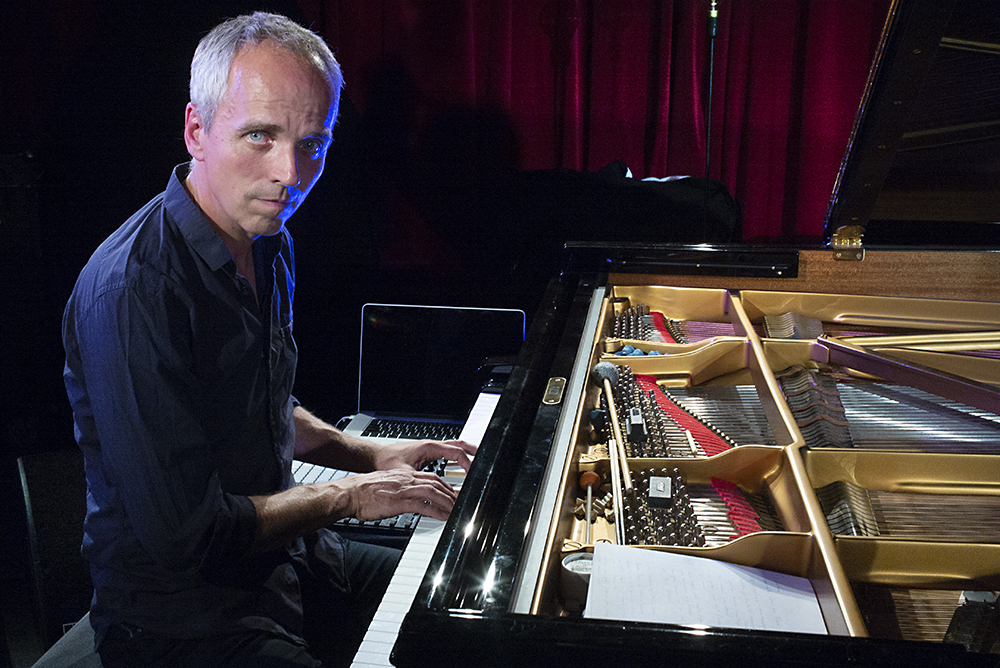 Jeroen van Vliet is van een uiterst begenadigd pianist – die zonder meer de kwaliteit van een concertpianist kan evenaren – ook een experimentator geworden.