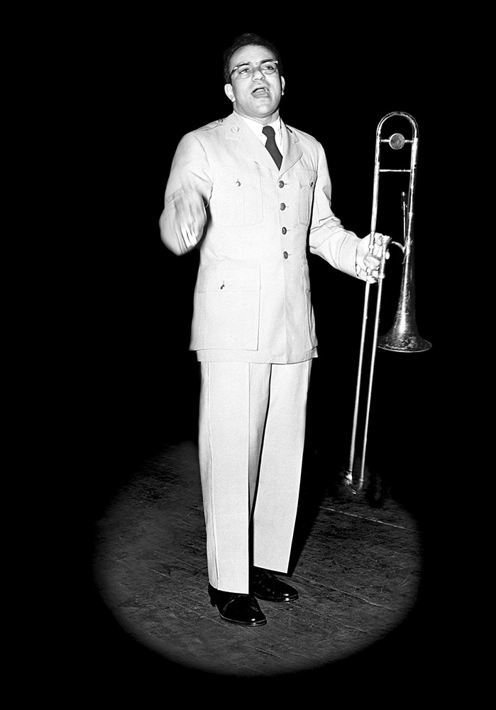 Sammy Nestico was trombonist bij de US Air Force en eveneens bij de US Marine. Fotograaf onbekend