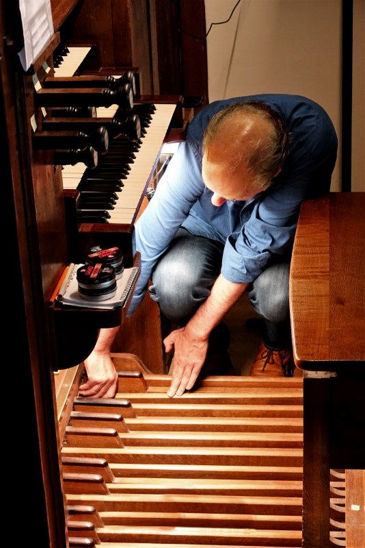 Bart van Dongen bereidt een van zijn orgelconcerten voor. 