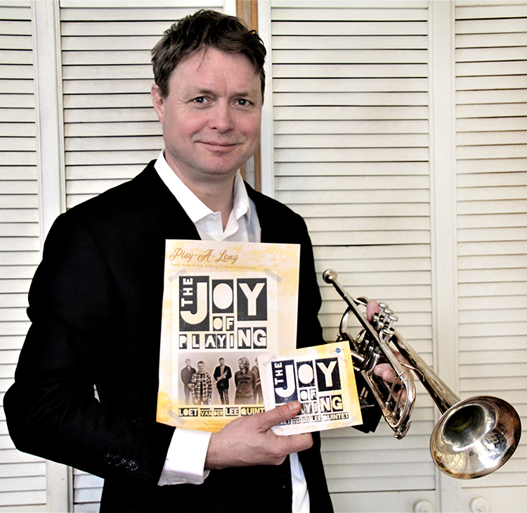 Loet van der Lee toont trots cd en studieboek van 'The Joy Of Playing'. Foto Elin van der Lee