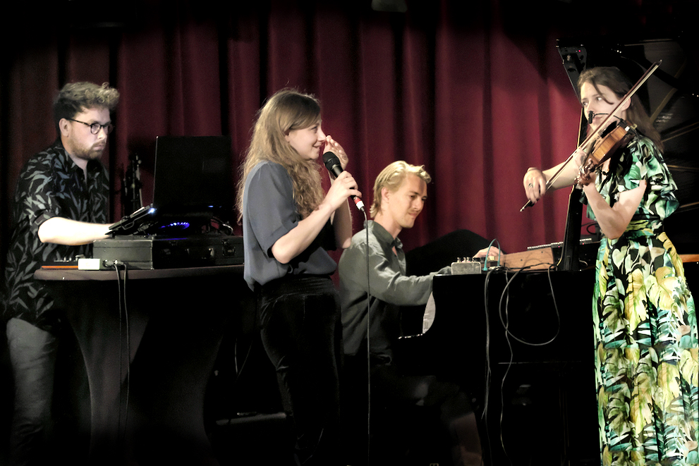 Bas ten Berge, Sanne Rambags, Julian Schneemann en Tessel Hersbach tijdens hun concert in Paradox.
