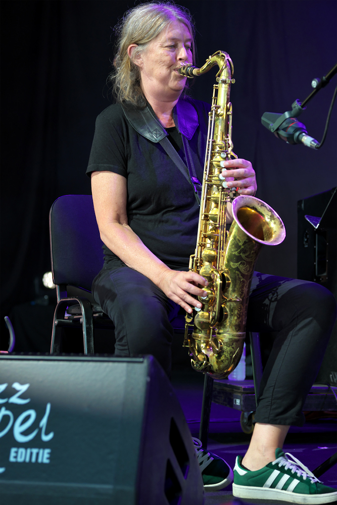 De Deense tenorsaxofoniste Lotte Anker in volle actie.