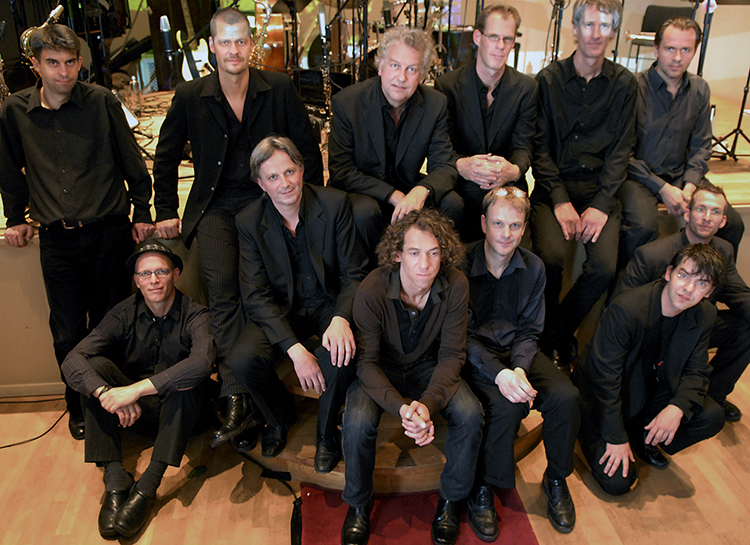 Het Clazz Ensemble in 2008 in het Bethaniënklooster in Amsterdam. Dick de Graaf midden achter. Foto Martin Kuijper
