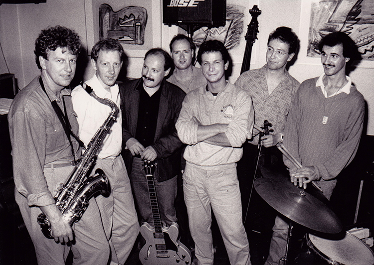 Het Dick de Graaf Septet in 1988 met Dick de Graaf, Gé Bijvoet, Onno Kelk, Chris Abelen, Arnold Dooyeweerd, Michael Gustorff en Pieter Bast. Afbeelding uit boek