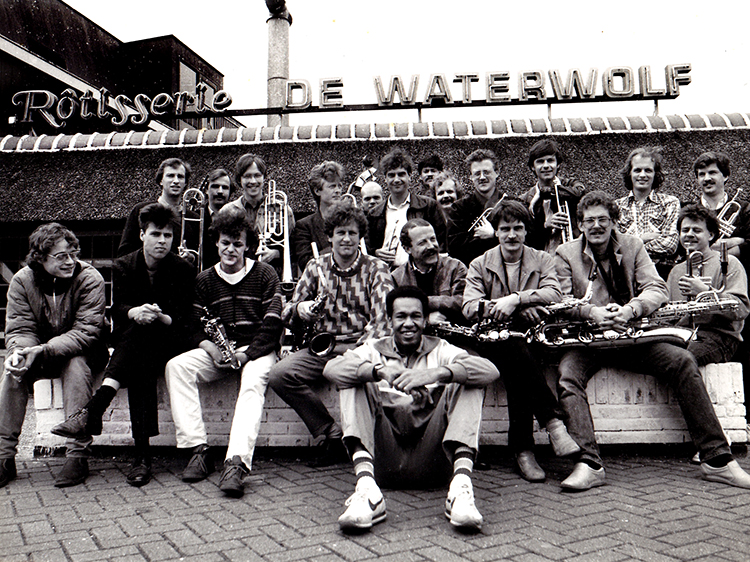 De John Clayton Big Band in 1981. Afbeelding uit boek