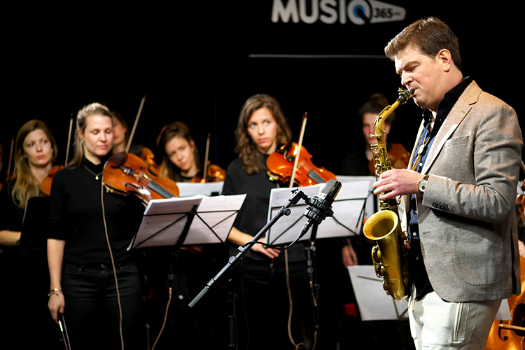 Altsaxofonist Tom van der Zaal presenteerde het project 'Time Will Tell' met een strijkersensemble. 