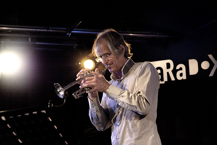 Markus Stockhausen bespeelde naast trompet en fluegelhorn ook een piccolotrompet. 