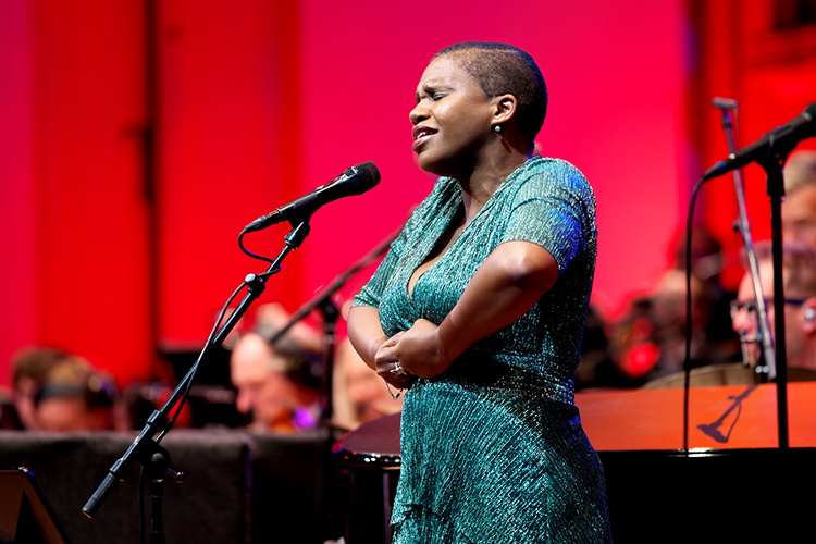 Tutu Puoane zong met het Metropole Orkest een ontroerende versie van 'Smile'. 