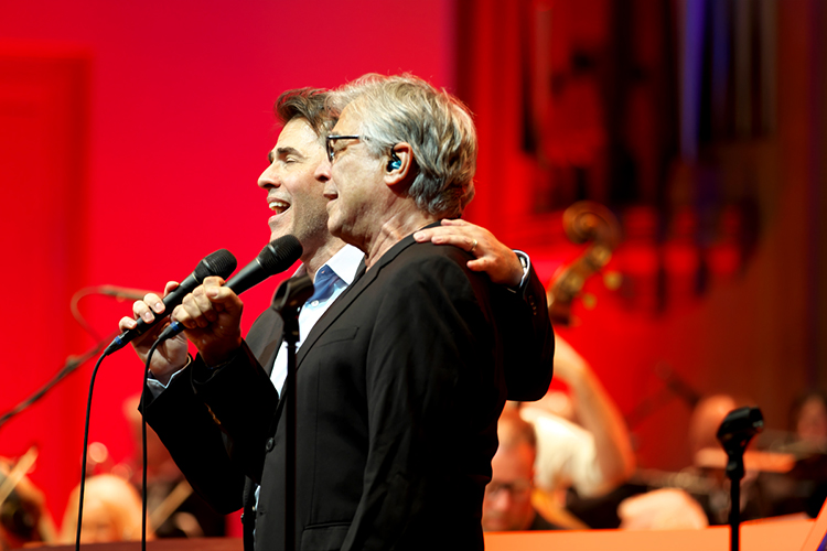 Vader Ivan en zoon Claudio Lins zingen samen op Braziliaanse wijze de avond tot een mooi einde.