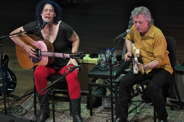 Dayna Kurtz en Robert Maché maken van een onbekend nummer een hoogtepunt van hun concert in Nijmegen. 